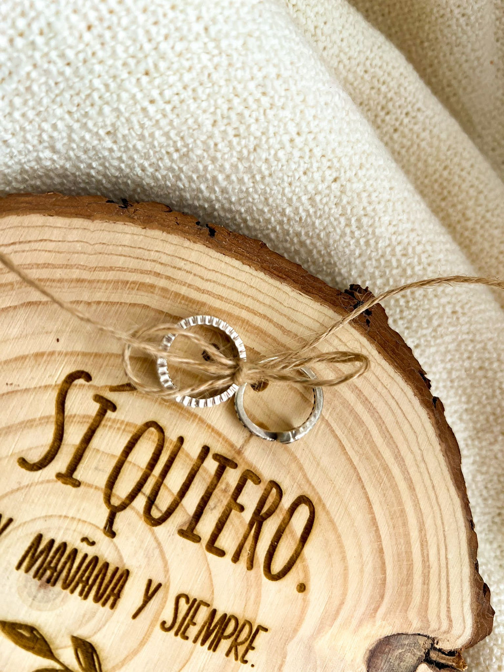 PORTA ALIANZAS MADERA